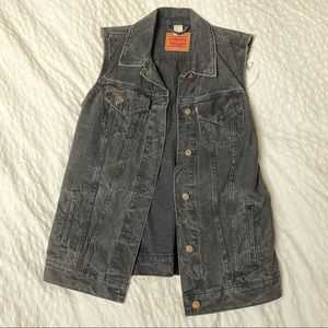 Levi’s oversized black washed denim vest Sz med